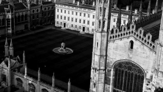 Tour dei fantasmi dell'Università di Cambridge guidato da ex studenti universitari