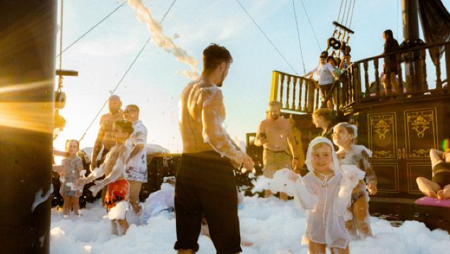 Tour giornaliero in mare a Pattaya | Nave pirata retrò | Snorkeling/pesca + guida in inglese | Festa al tramonto | Partenza serale