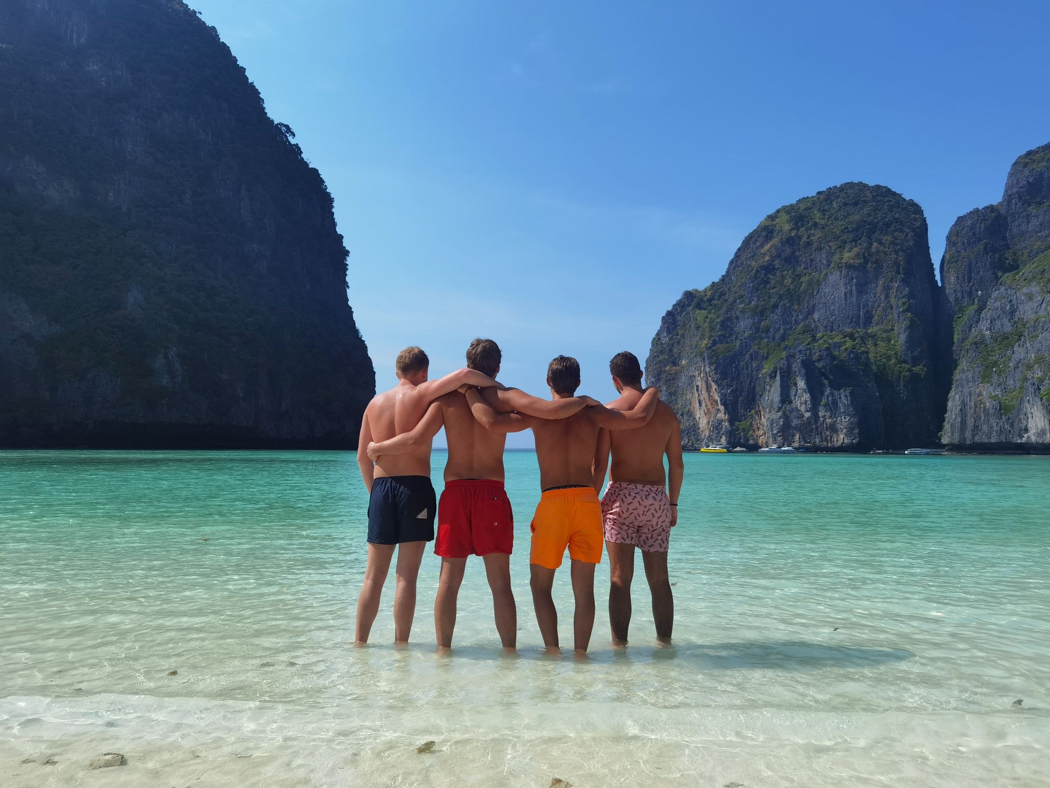 จากภูเก็ต: บริการส่งถึงกระบี่ พร้อมทัวร์เรือหางยาวหมู่เกาะพีพี