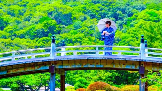 Takamatsu: Don a kimono and take a stroll in Ritsurin Park