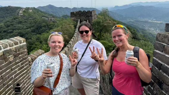 En la Gran Muralla de Mutianyu hay guía de visita guiada con explicaciones inglesa disponibles en inglés, alemán, francés, ruso, español, cantonés y japonés.