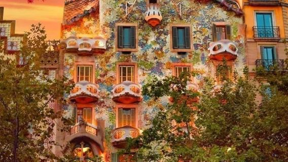 西班牙巴塞隆拿市區-高迪奇幻建築與海港落日之旅-包車-精選