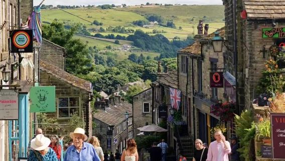 The Story of Dales and Brontë Country from Manchester (English-speaking Group Tour)