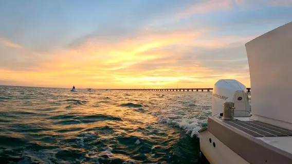 Marathon: Begeleide Sunset Catamaran Cruise met champagne