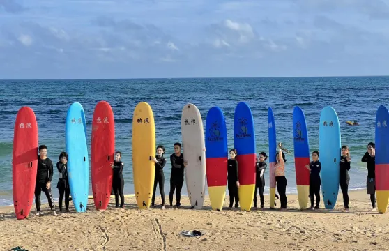 【日月灣衝浪】專業衝浪板+持證教練帶領+送照片視頻+提供防曬泥 沖淡