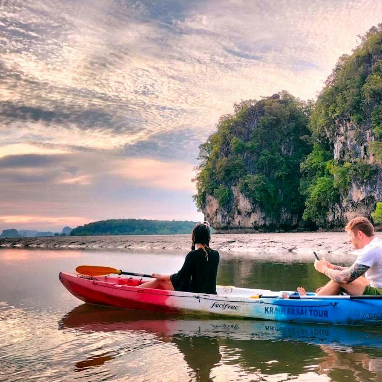Krabi: tour in kayak al tramonto ad Ao Thalan con cena barbecue