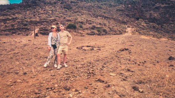 Gran Canaria: Guided Red Canyon Tour + Transfers + Local Products Tasting