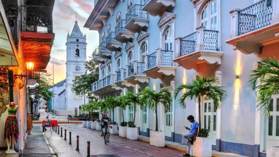 Tur jalan kaki melalui harta karun tersembunyi Casco Viejo