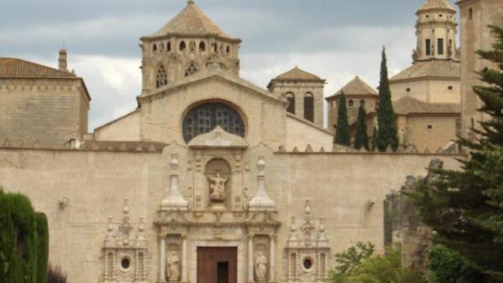 From Salou: Tour Poblet, Wines & Sitges