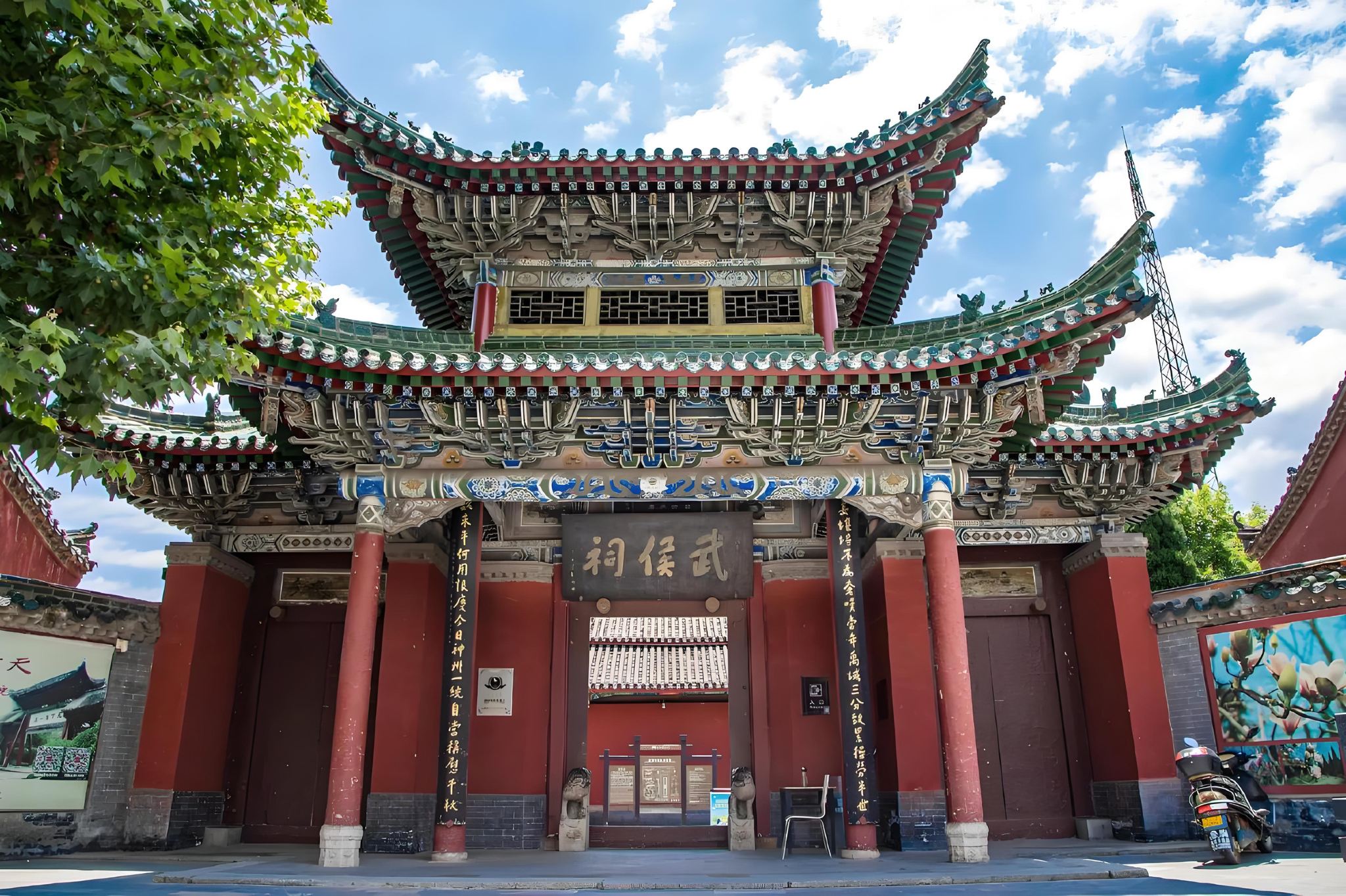 Must-see attractions in Chengdu: Qingyang Palace, Wuhou Temple, Du Fu Thatched Cottage, and a private guided day tour of Jinli Street.