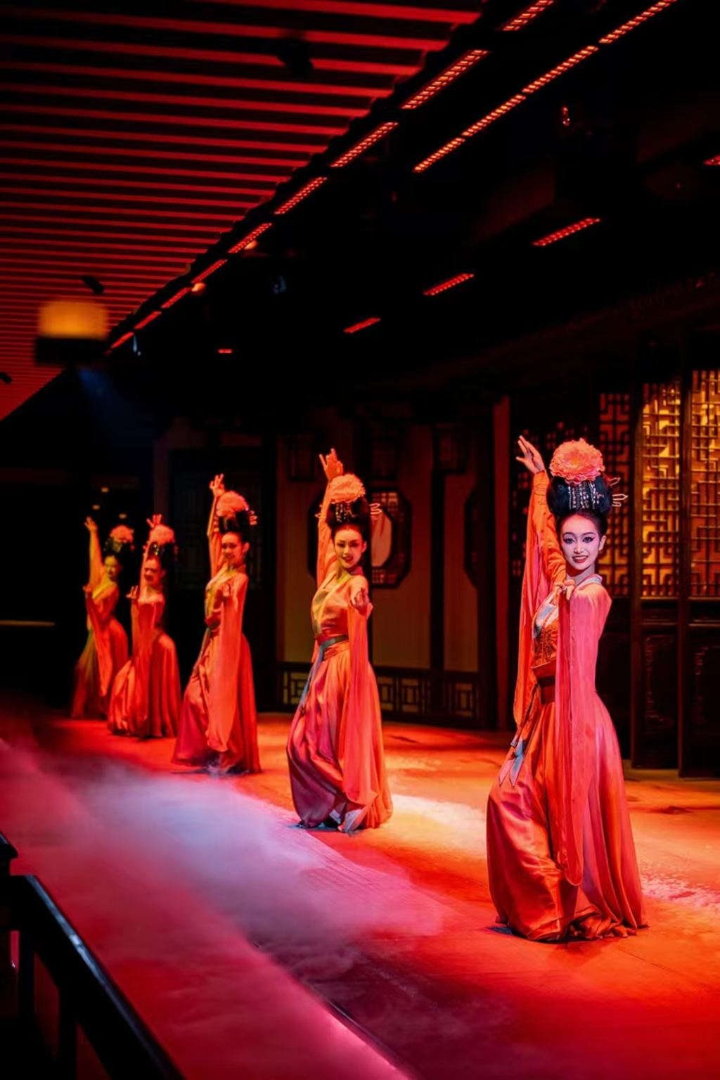 Ханчжоуский дворцовый пир · Императорский банкет в стиле древнего Китая с полным погружением (приватный зал + аутентичная атмосфера императорских наслаждений + эксклюзивный опыт царского уровня)