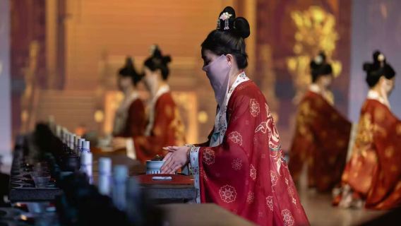[Banquete Imperial de Suzhou] Experiencia inmersiva de un festín imperial como un emperador (incluye opción de maquillaje y vestuario, música y danza imperial, y elección de banquete de mediodía o cena)