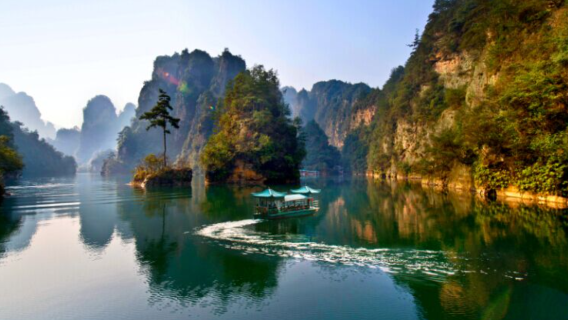 ทัวร์วันส่วนตัวที่จางเจียเจี้ย สู่จุดชมวิวทะเลสาบเป่าเฟงและถ้ําหวงหลง (ค้นพบความลึกลับที่ซ่อนอยู่)