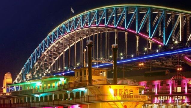 Sydney: Crociera con Cena Showboat Vivid Sydney + Spettacolo di Cabaret
