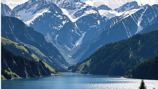 Op maat gemaakte gecharterde autovervoer naar het Hemelmeer in de Tianshan-bergen vanuit Ürümqi, Xinjiang | Gidsdienst in het Chinees en Engels