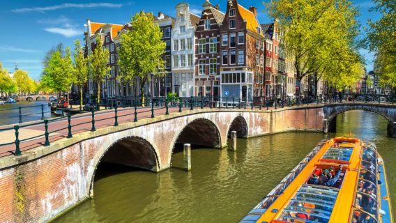 Paesi Bassi: Crociera sui canali di Amsterdam + Villaggio dei mulini a vento con degustazione di formaggio e visita alla fabbrica di zoccoli | Tour con guida in inglese