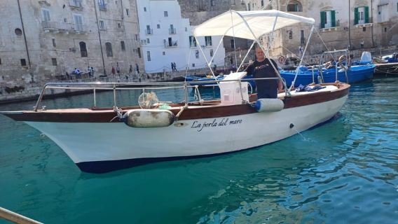 Tour in barca su gozzo lungo le coste di Monopoli