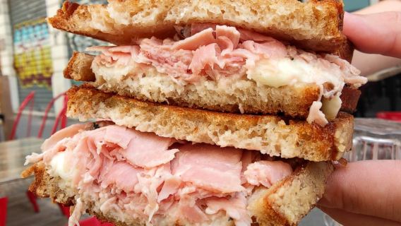 Lyon: Guided Food Tour with Tastings