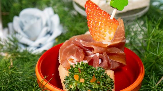 Le Menu-Gloucester Luk Kwok Hongkong: Afternoon-Tea-Buffet mit Frucht- & Blumenthema