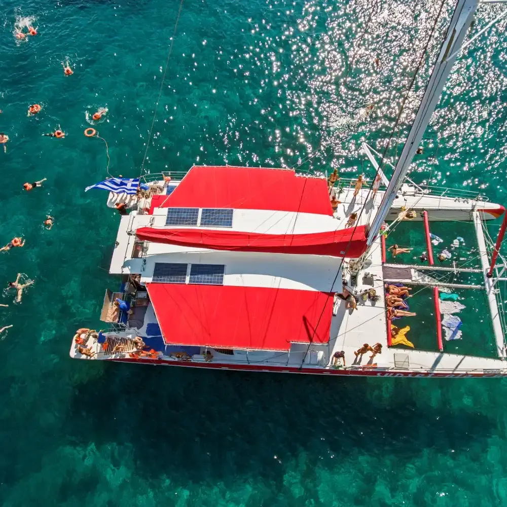 ギリシャ サントリーニ島 豪華双胴船セーリングボートでエーゲ海
