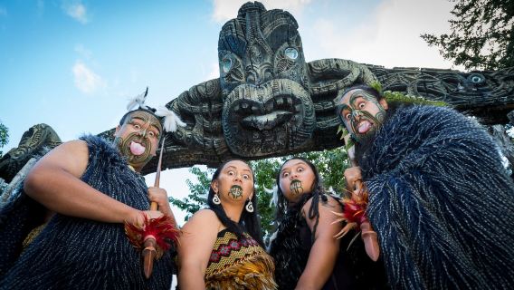 Nocna wycieczka do Wioski Kultury Maoryskiej Mitai w Rotorua, Nowa Zelandia + pokaz + kolacja w formie bufetu
