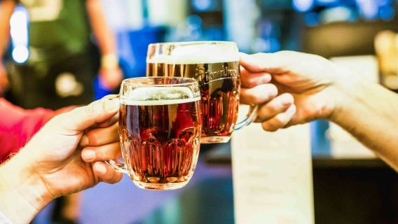 Praga: tour della birreria cittadina con audioguida + biglietto per l'esperienza Pilsner Urquell