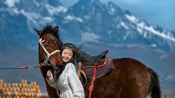 麗江古城旅拍【含來回接送+旅拍基地入場門票+資深旅拍攝影師/精美頭飾造型+服飾】