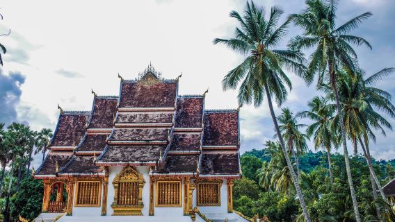 ทัวร์ 1 วัน พระราชวังหลวงพระบาง + วัดเชียงทอง + น้ำตกตาดกวางสี + คาเฟ่ทุ่งนา + พระธาตุพูสี