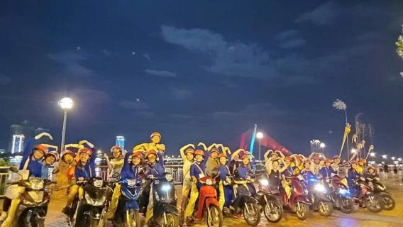 Jelajahi Budaya Sepeda Motor & Kafe di Da Nang Spot Wisata dengan Pengendara Wanita Ao Dai