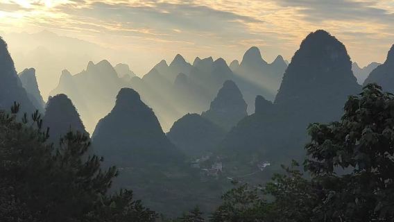 Guilin: 1-tägige Privatgruppe durch die Berge von Yangshuo aus der Vogelperspektive