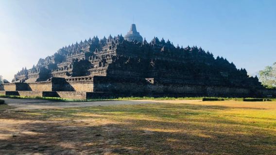 Yogyakarta: Borobudur Prambanan Temple Tour and Entry Ticket