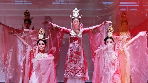 Festin du Pavillon Longcheng de Liuzhou (vue imprenable sur la rivière en immersion + expérience des anciens empereurs + danses et chants folkloriques + expérience des souvenirs de Liuzhou + festin audiovisuel + débloquez un banquet immersif de spécialités culinaires)