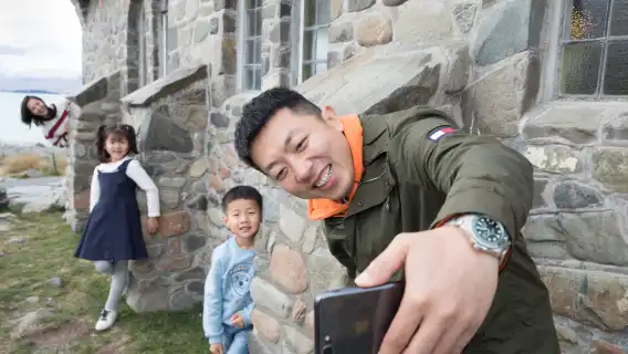 New Zealand Christchurch Tekapo Mount Cook Queenstown scenic 1-day tour sightseeing bus