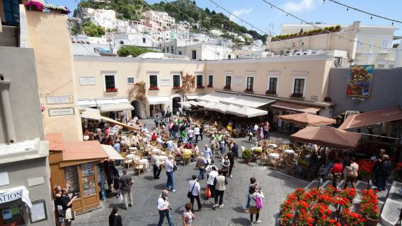 จากซอร์เรนโต: ทัวร์เกาะคาปรีและบลูกร็อตโตหนึ่งวัน