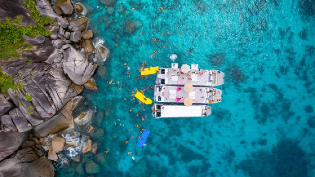 Excursion d'une journée pour faire du snorkeling aux îles Similan en catamaran rapide à 2 étages.