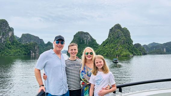 อ่าวฮาลอง ล่องเรือ La Casta 7 ชั่วโมง – บุฟเฟ่ต์อาหารกลางวันสุดหรู แช่จาคูซซี และรถลิมูซีนรับส่งจากฮานอย