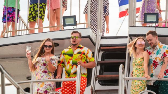 แหลมพรหมเทพ & แหลมกระติง: ล่องเรือชมพระอาทิตย์ตก + อาหารเย็น + เครื่องดื่ม + บริการรับส่ง