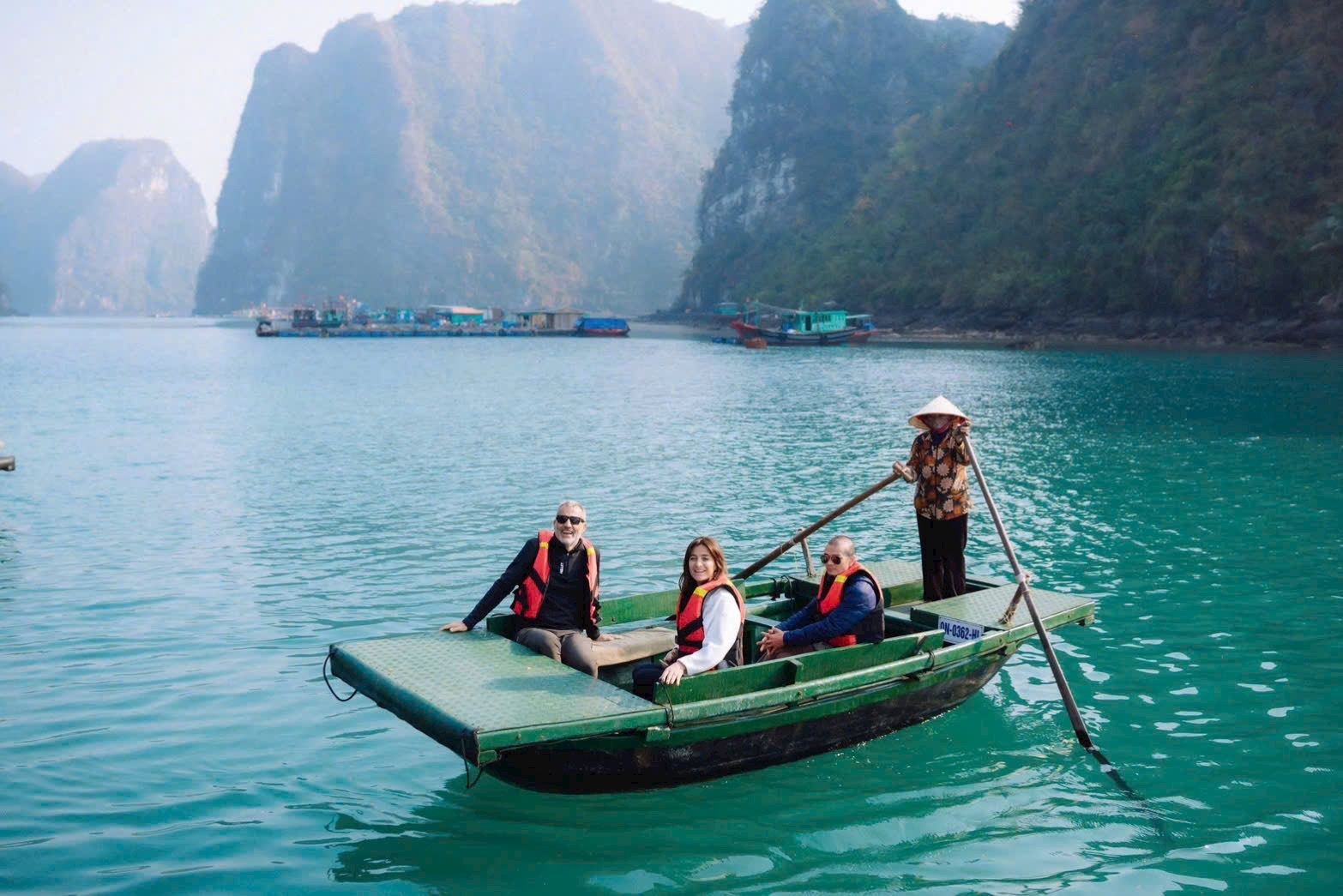 Escursione privata di un giorno alla Baia di Halong da Hanoi: Crociera, Pranzo, Grotta e Isola