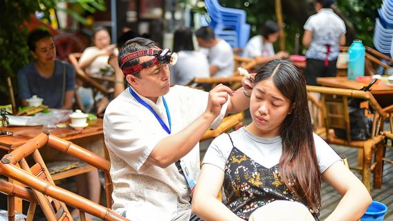 청두 귀 청소 체험: 고대 귀 청소 기법을 통해 편안하고 활력을 되찾는 시간을 가져보세요. 가이드 투어를 통해 청두의 매력을 만끽할 수 있습니다.