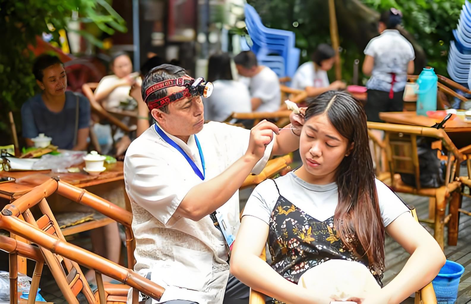 Esperienza di pulizia delle orecchie a Chengdu: scopri l'antica arte della pulizia delle orecchie per un'esperienza rilassante e rigenerante, accompagnata da una visita guidata per apprezzare il fascino di Chengdu.