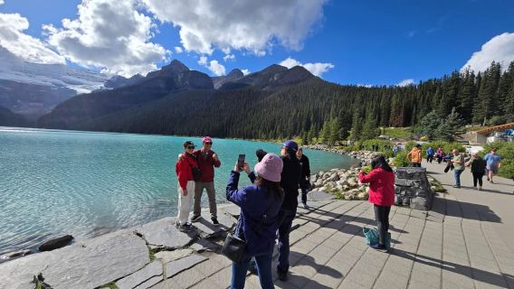 Banff/Canmore: Moraine Lake & Lake Louise Half Day Adventure