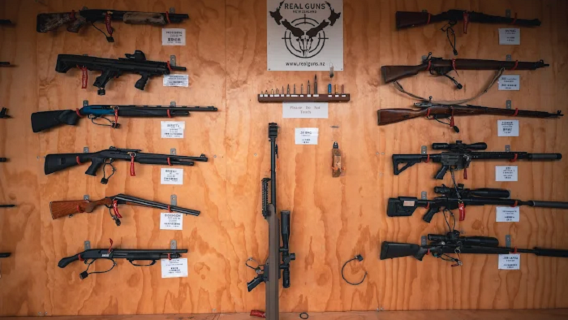 Schießerlebnis mit echten Waffen in Wanaka, Queenstown, Neuseeland