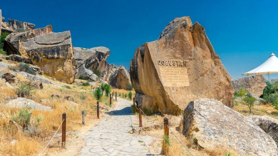 [Μικρή ομάδα με νοικιασμένο όχημα] Περιχώρες Μπακού: Βραχογραφήματα Γκομπουστάν / Λασπώδεις ηφαίστειες / Ναός της Φωτιάς + Βουνό της Φωτιάς
