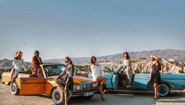 トルコ・カッパドキア半日ツアー カッパドキア人気のヴィンテージカー 熱気球撮影付き ホテル送迎