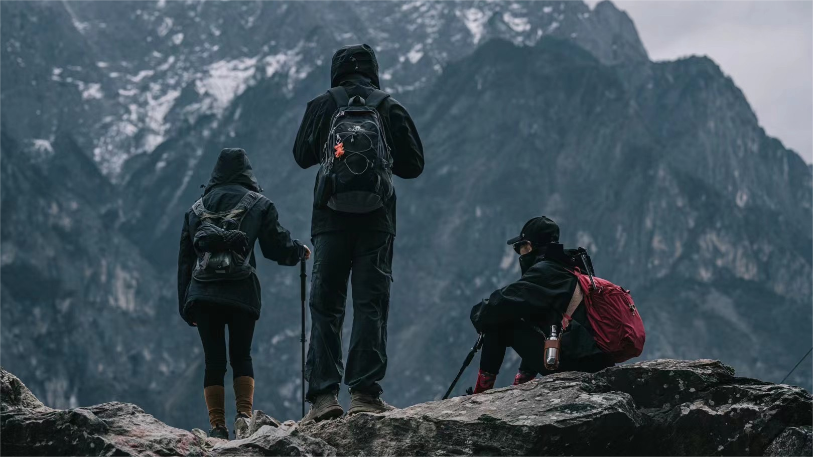 Tiger Leaping Gorge + Middle Tiger Leaping Gorge Hiking Day Tour [Professional Guide + Free Hiking Poles and Mineral Water]