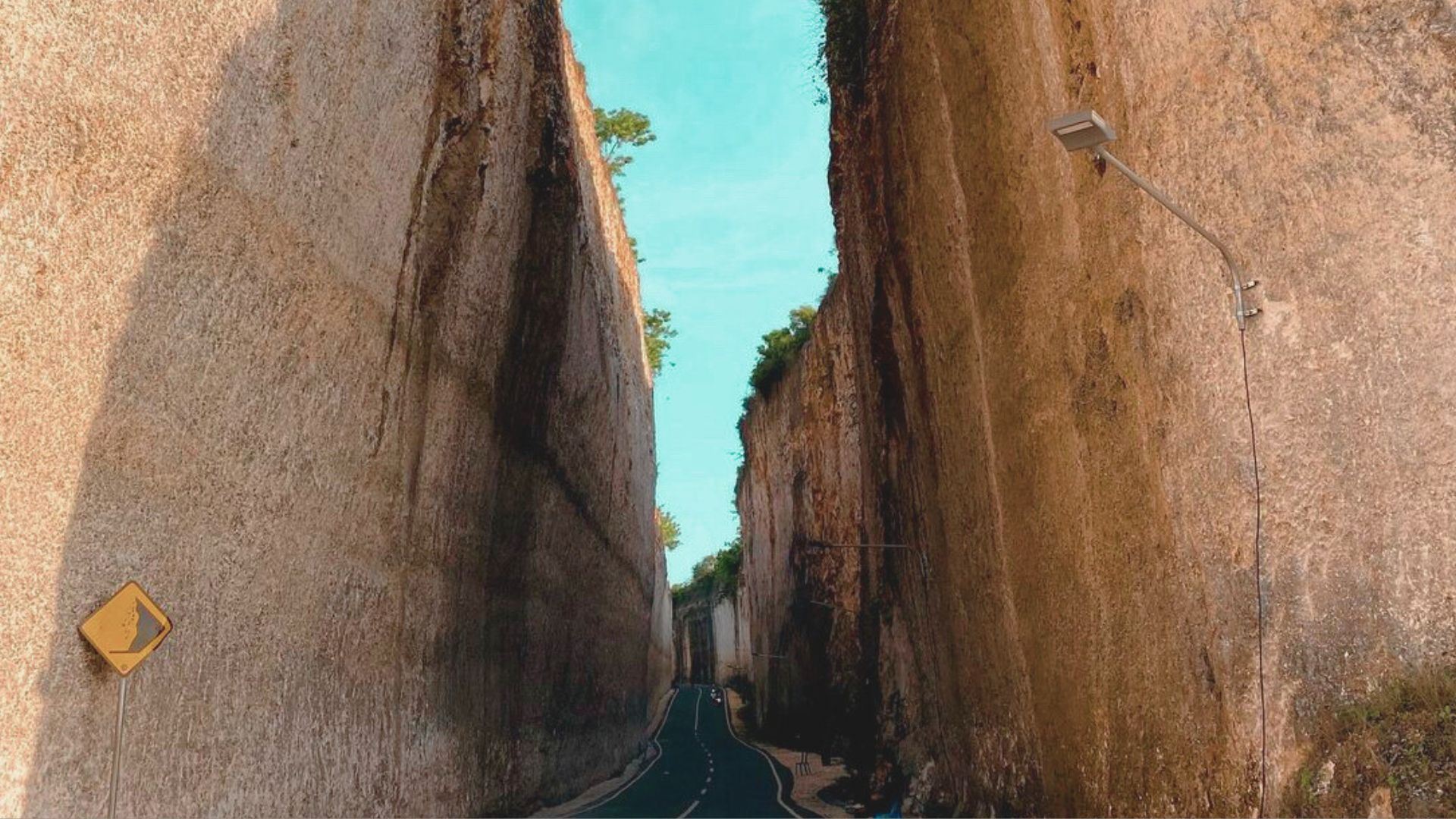 Tanah Barak Cliff, Nunggalan Beach & Uluwatu Sonnenuntergangstour mit traditionellem Spa