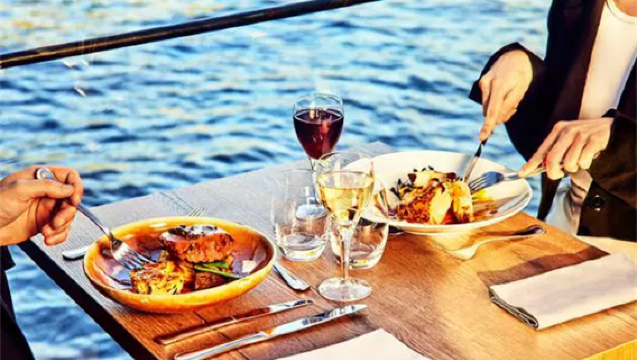 パリ・セーヌ川遊覧船「La Marina」全景ガラスボートでセーヌ川クルーズ 昼食または夕食オプション