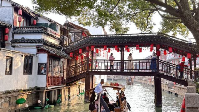 From Shanghai: Zhujiajiao ancient town 1-day tour - experience traditional Chinese water towns by rowing boat
