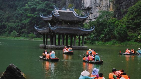Tagesausflug nach Hanoi Ninh Binh (Hoa Lu + Bootsfahrt in Trang An/Tam Coc + Mua zur Auswahl)