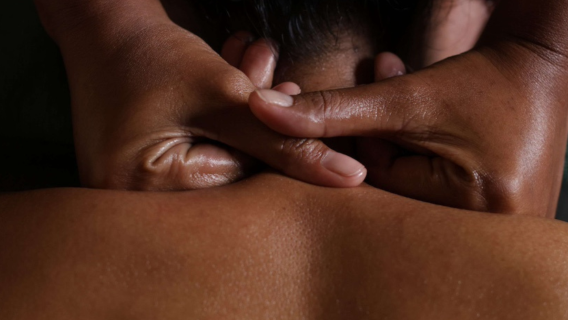 Masaje de cabeza, espalda y hombros